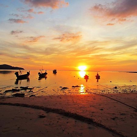 Dwell Phuket Airport Hotel At Naiyang Nai Yang Beach Екстериор снимка